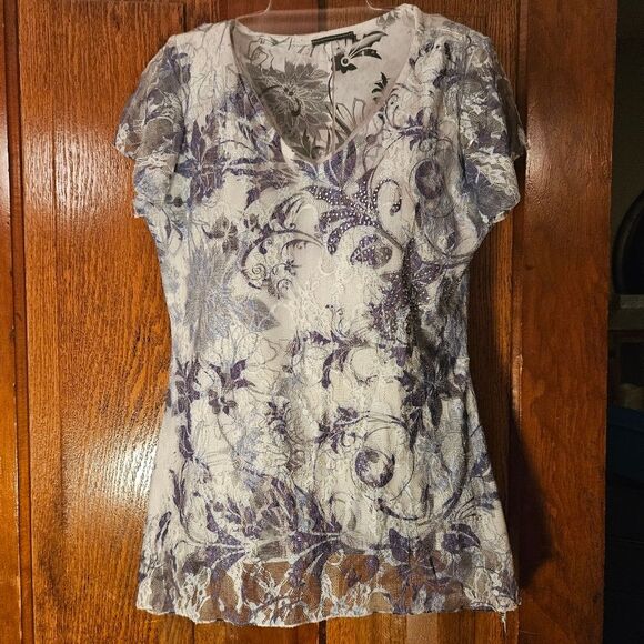 White Grey Floral Lace Women's size M with a hint of sparkle Short Sleeve top - Picture 1 of 9